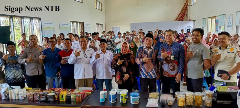 Foto Bersama Antara Para Peserta Edukasi Obat & Makanan Aman Bersama Anggota Komisi IX DPR RI F-PAN Dapil NTB 2, H. M. Muazzim Akbar, SIP; Forkopimcam Wanasaba & Kepala BPOM Mataram, Yogi Abaso Mataram, S.Si., Apt